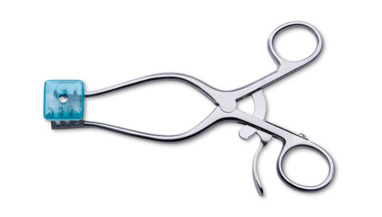 Self-retraining retractor instrument protection cap.